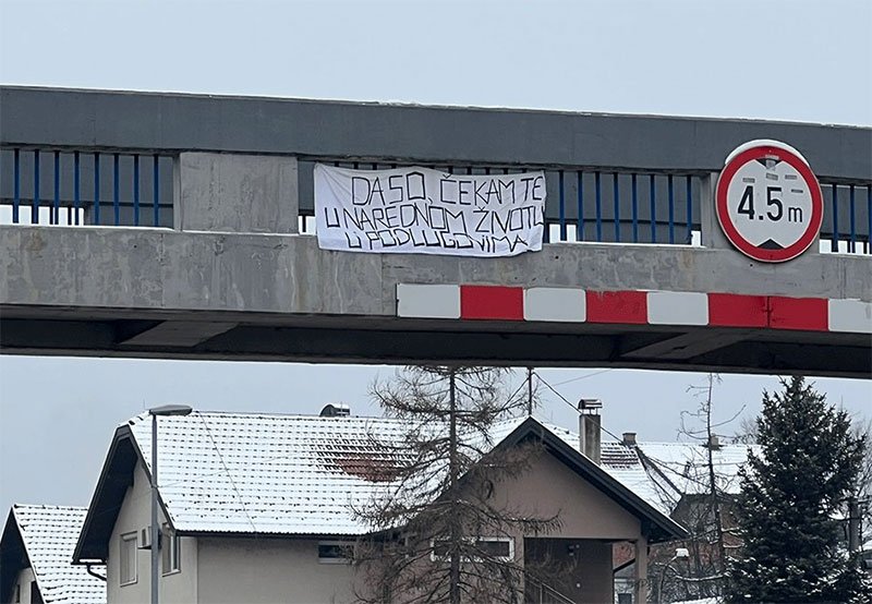 Misteriozna poruka na pasareli u Banjaluci Daso čekam te