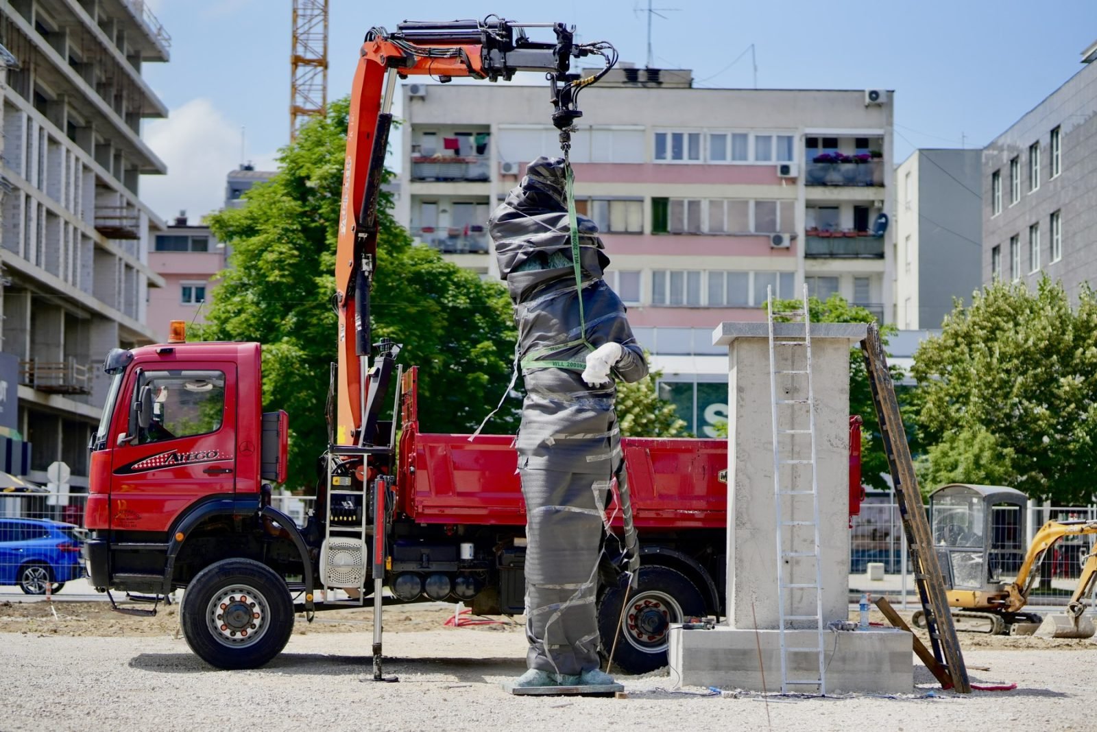 Kulin ban stigao u Banjaluku, postavljaja se i konstrukcija štandova za knjige u novi park  