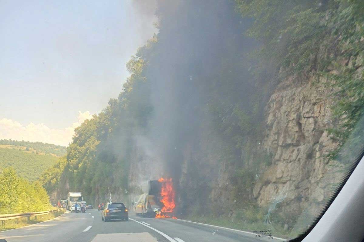 Na putu Banjaluka – Mrkonjić Grad izgorio autobus