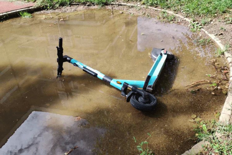 Trotinete “parkiraju” u lokve i kanale