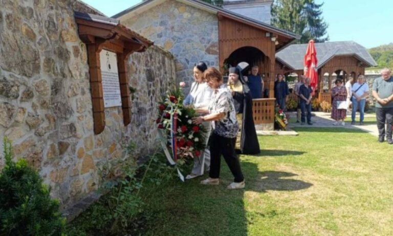 Položeno cvijeće na spomen-ploču ocu Gerasimu u manastiru Gomionica