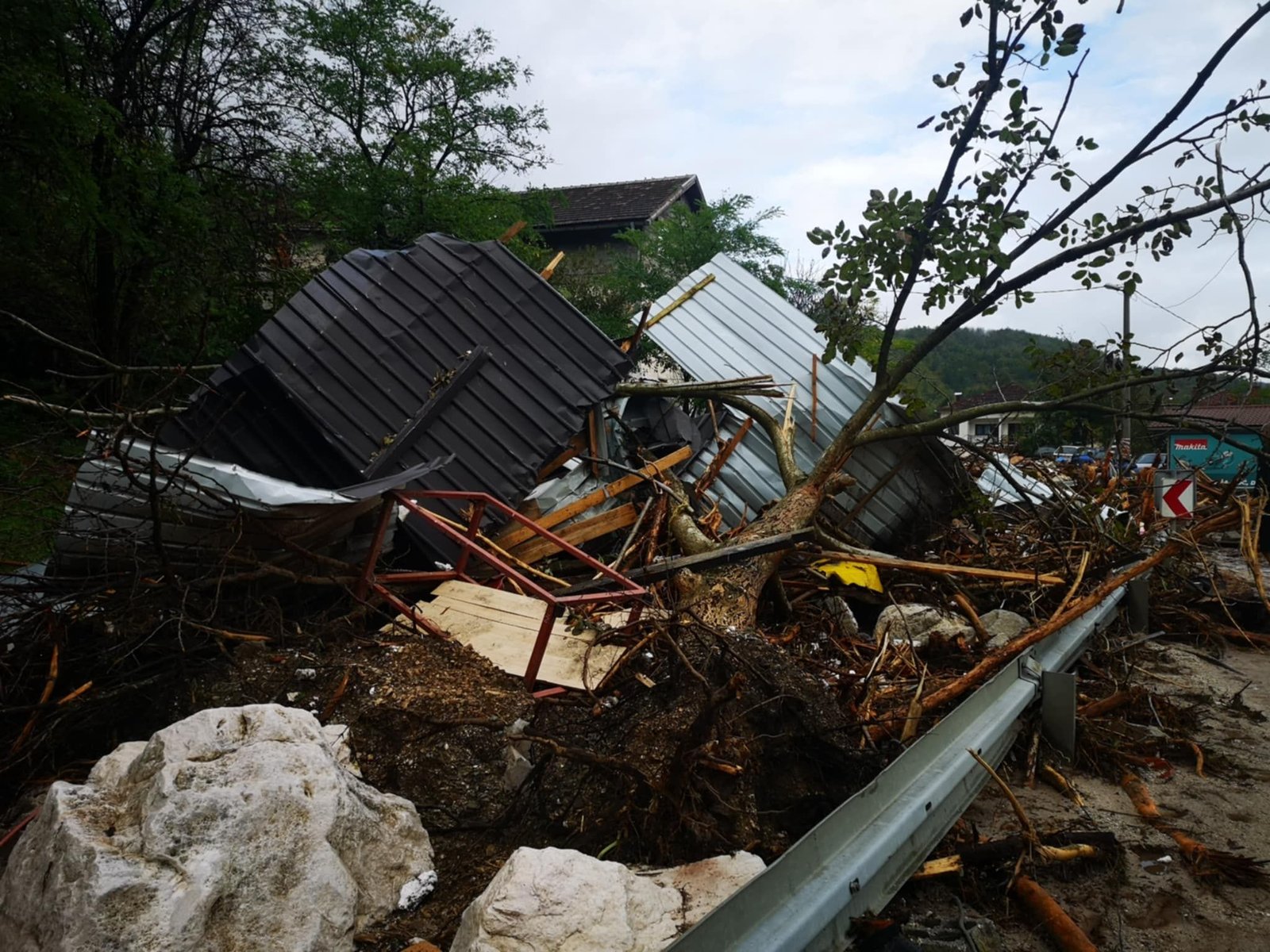 U katastrofalnim poplavama nastradalo 13 osoba: Ogromna materijalna šteta