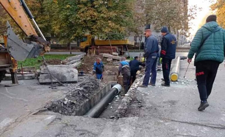 Novi problemi sa grijanjem u Banjaluci: Pukla cijev u Boriku, radnici Eko Toplana na terenu