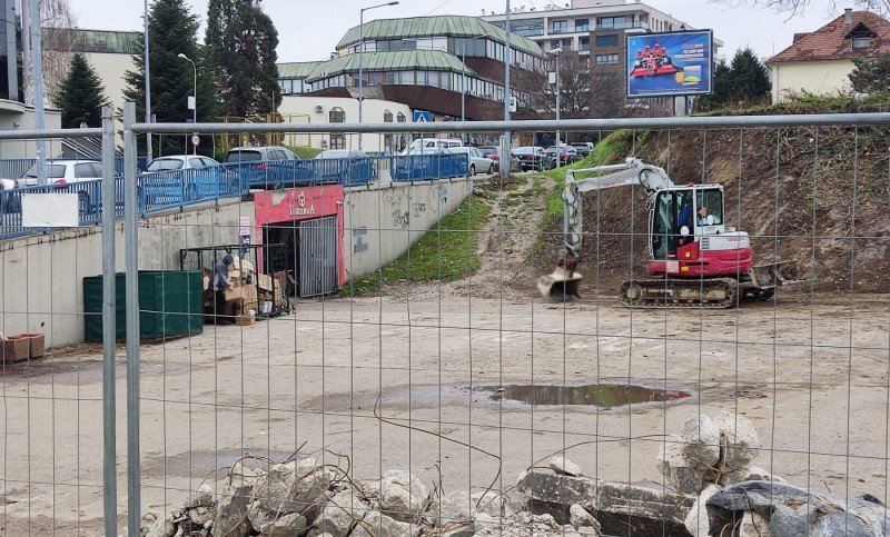 Uređuje se “divlji” parking kod Tržnice